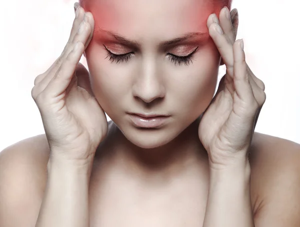 Mujer con dolor de cabeza sobre fondo blanco — Foto de Stock