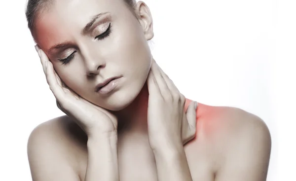 Frau mit Kopfschmerzen auf weißem Hintergrund — Stockfoto