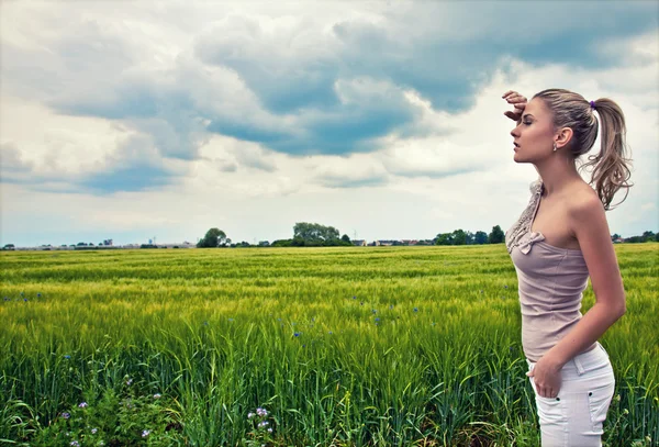Young business woman relaxing on green meadow — Stock Photo, Image