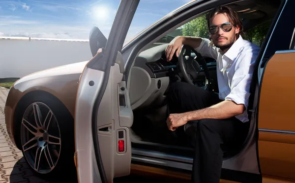 Portret van zakenman in de auto — Stockfoto