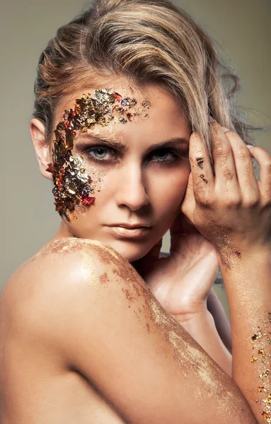 Портрет женщины с золотым макияжем в стиле Vogue — стоковое фото
