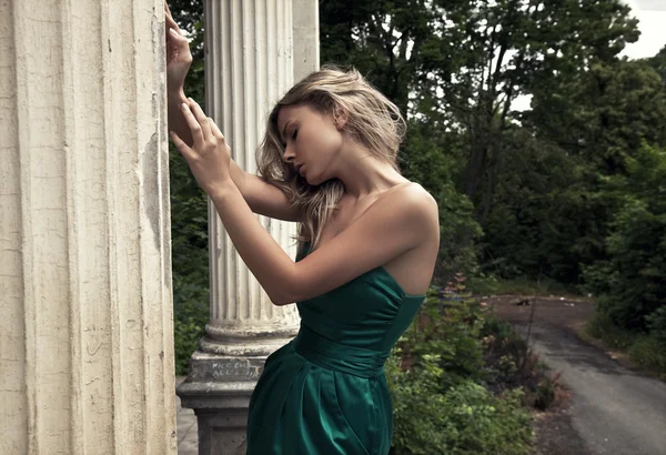 Portret van een kalm blonde schoonheid — Stockfoto