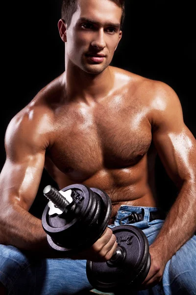 フィットネス - 強力な筋肉男の重みを持ち上げて — ストック写真