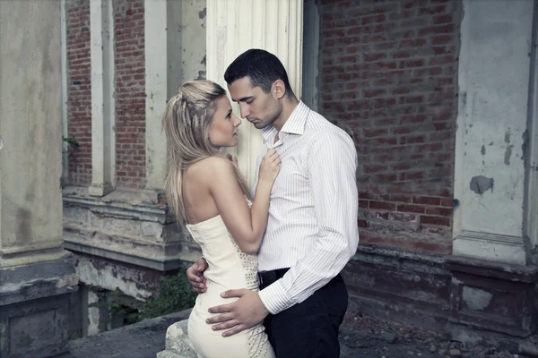 Zdjęcie romantyczne pocałunki para — Zdjęcie stockowe
