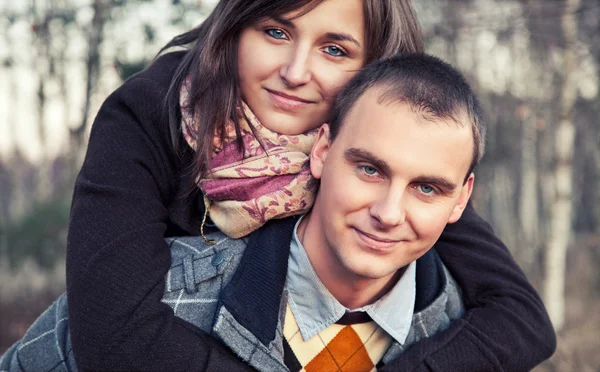 Портрет молодой пары в осеннем пейзаже — стоковое фото