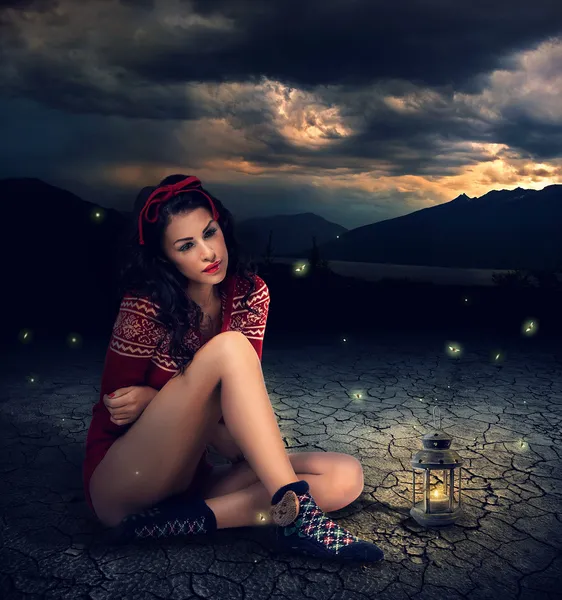 Fantasy stylu fotografie ženy brunetka mladá Kráska s svíčku svítilnou — Stock fotografie
