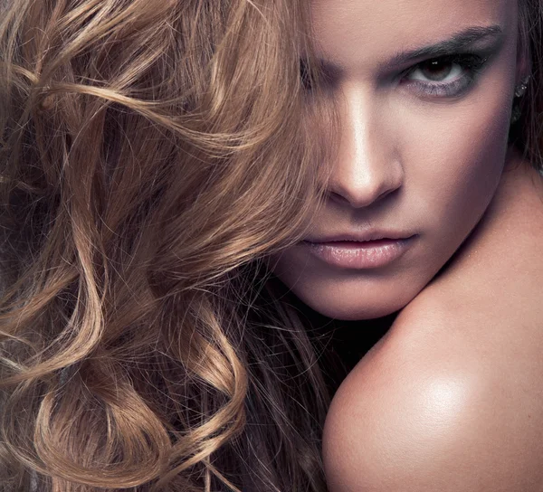 Ritratto di una giovane donna con lunghi capelli di bellezza come sfondo — Foto Stock