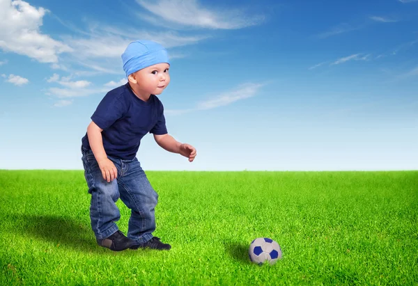 Kind spielt mit dem Ball Stockbild