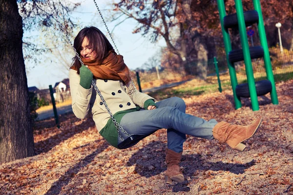 Retrato de outono de uma jovem em um balanço Fotografia De Stock