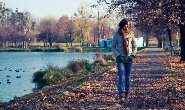 Λεπτή κοπέλα περπάτημα στο πάρκο Εικόνα Αρχείου
