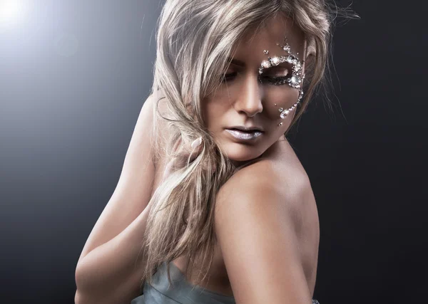 Portrét krásná blondýnka s perfektní make-up — Stock fotografie