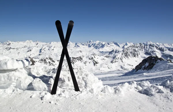 Par de esquis cruzados na neve — Fotografia de Stock