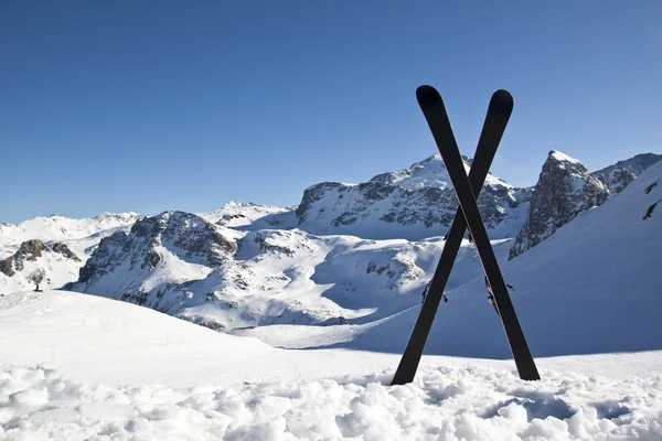 Пара поперечних лиж у снігу — стокове фото