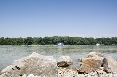 Donau nehri ile tekne ve kayalar