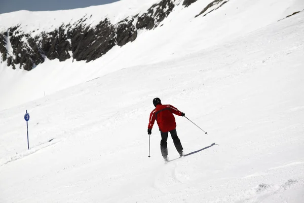 Esquiador en altas montañas —  Fotos de Stock