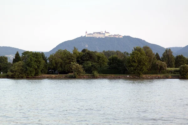 Donau river with castle — Zdjęcie stockowe
