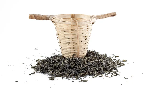 Groene thee met zeef geïsoleerd op wit — Stockfoto