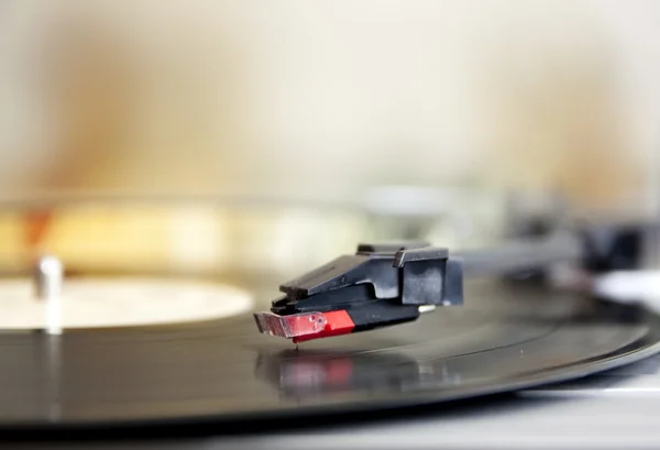 Vinyl record spinning on turntable — Stock Photo, Image