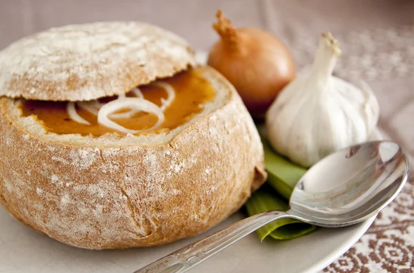 Σούπα σε ένα μπολ ψωμί — Φωτογραφία Αρχείου