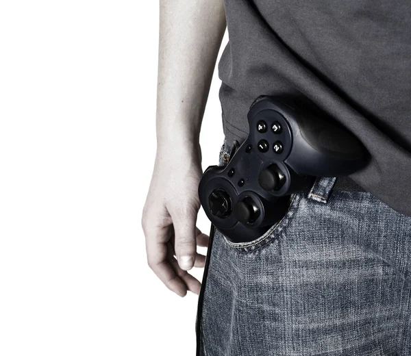 Мужчина держит в руках контроллер видеоигры, как пистолет — стоковое фото