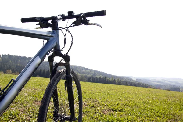Mountain bicycle at sunny day on field — Stock Photo, Image