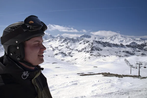 Perfil de male skier with the mountains — Fotografia de Stock