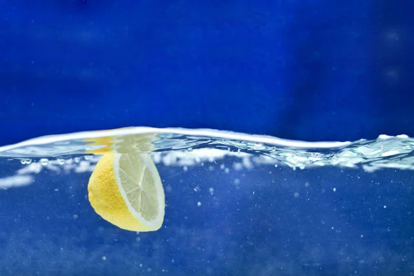 Friss citrom vízben — Stock Fotó