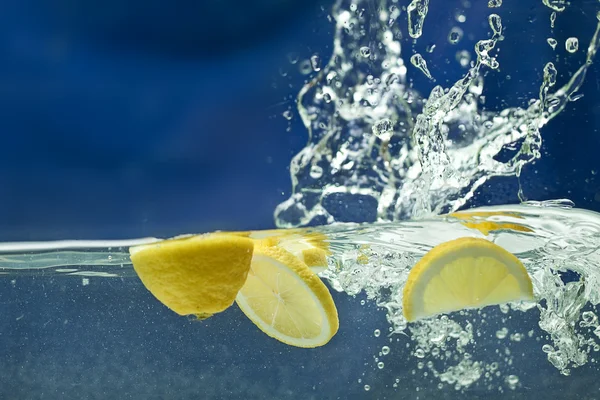 Färsk citron i vatten — Stockfoto