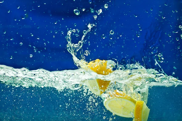Friss citrom vízben — Stock Fotó