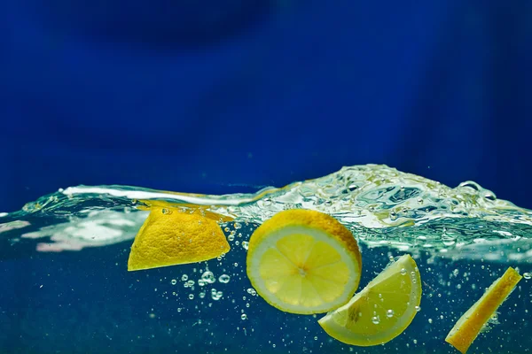 Färsk citron i vatten — Stockfoto