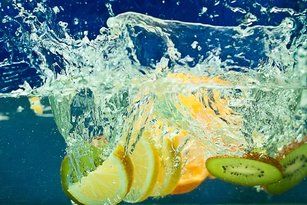 물 속의 신선 한 과일 — 스톡 사진