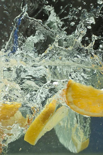 Friss gyümölcs vízben — Stock Fotó