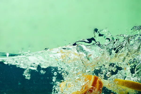 Friss gyümölcs vízben — Stock Fotó