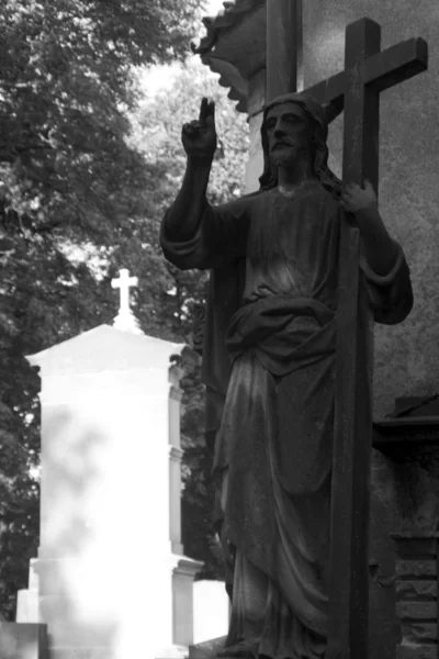 Siyah-beyaz İsa heykeli — Stok fotoğraf