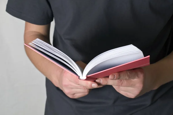Adam beyaz arka plan üzerine bir kitap okuma — Stok fotoğraf