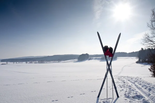 Biegowe trasy narciarskie z nart — Zdjęcie stockowe