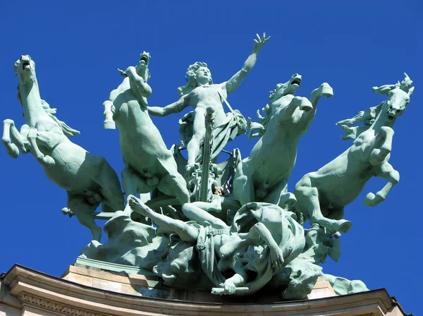 パリ、フランスで乗馬の彫像 — ストック写真