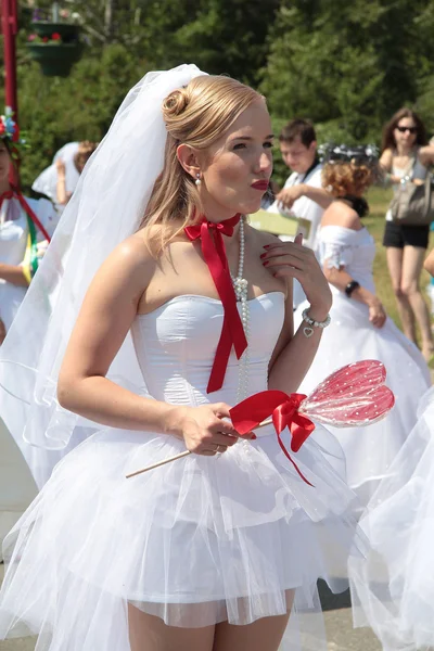 Boom-Bräute. ein Mädchen als Braut verkleidet. — Stockfoto