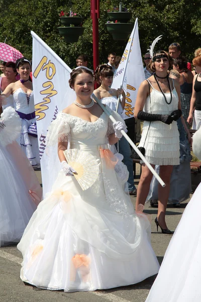 stock image Boom brides.The girl, dressed as a bride holding a flag