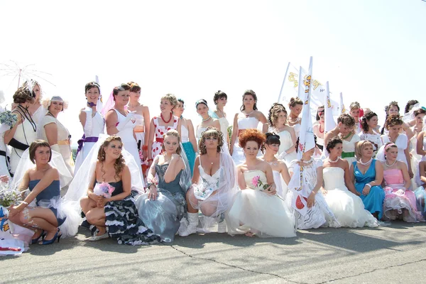 Viele Mädchen als Braut verkleidet auf dem Marsch "Boom Bräute." Stockfoto