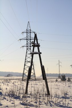 eski ahşap modern metal arka direğe elektrik hatları destekler.