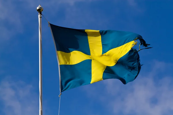 Bandeira sueca rasgada — Fotografia de Stock