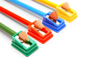 Bileme makineleri ve beyaz zemin üzerine kalem.