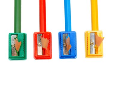 Bileme makineleri ve beyaz zemin üzerine kalem.