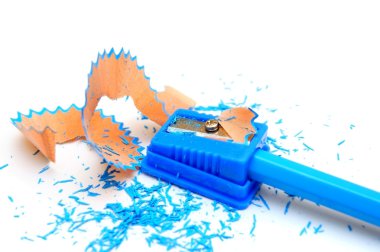 kalemtıraş ve beyaz zemin üzerine kalem.