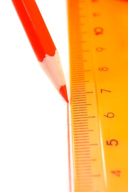 Beyaz arkaplanda kalem ve cetvel.