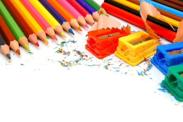 Afiadores e lápis sobre um fundo branco . — Fotografia de Stock