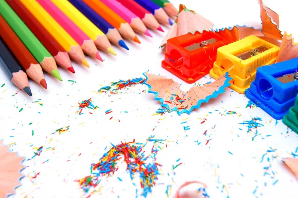 Sharpeners en schrijfgerei op een witte achtergrond. — Stockfoto