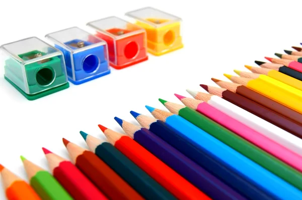 Affilatrici e matite su fondo bianco . — Foto Stock