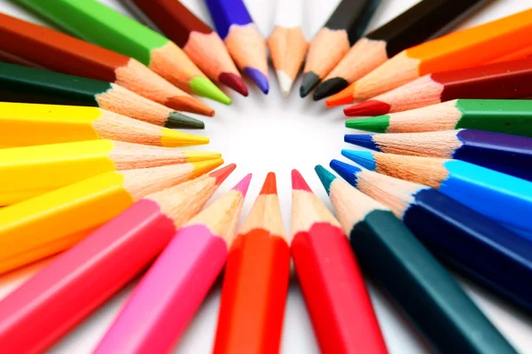 Färg pennor på en vit bakgrund. — Stockfoto